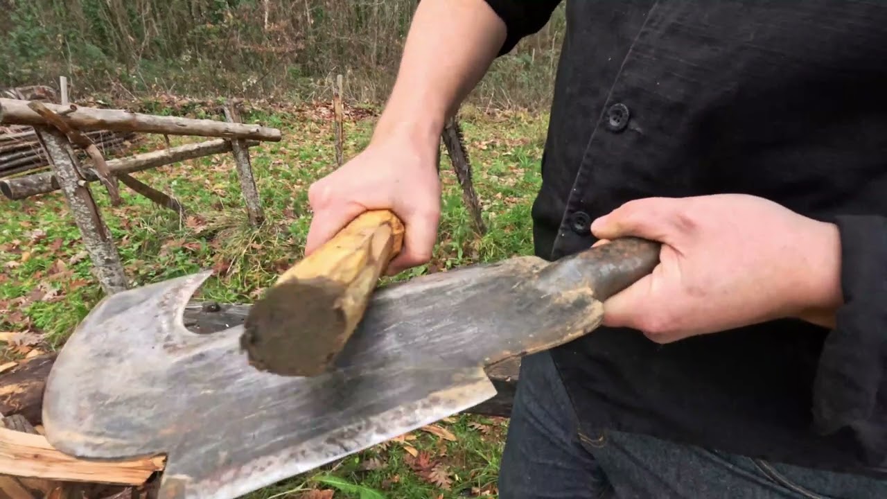 Dérouiller une serpe, faire un manche de fortune et couper des genêts