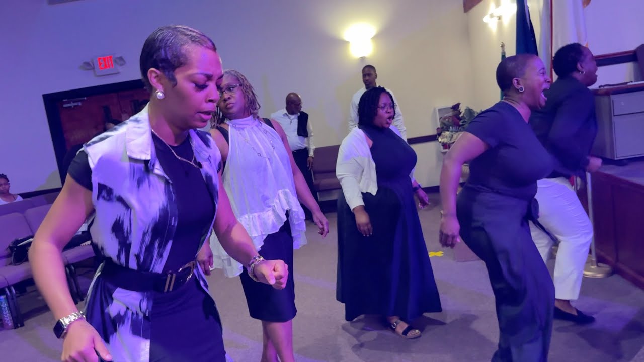 CRAZY PRAISE BREAK!