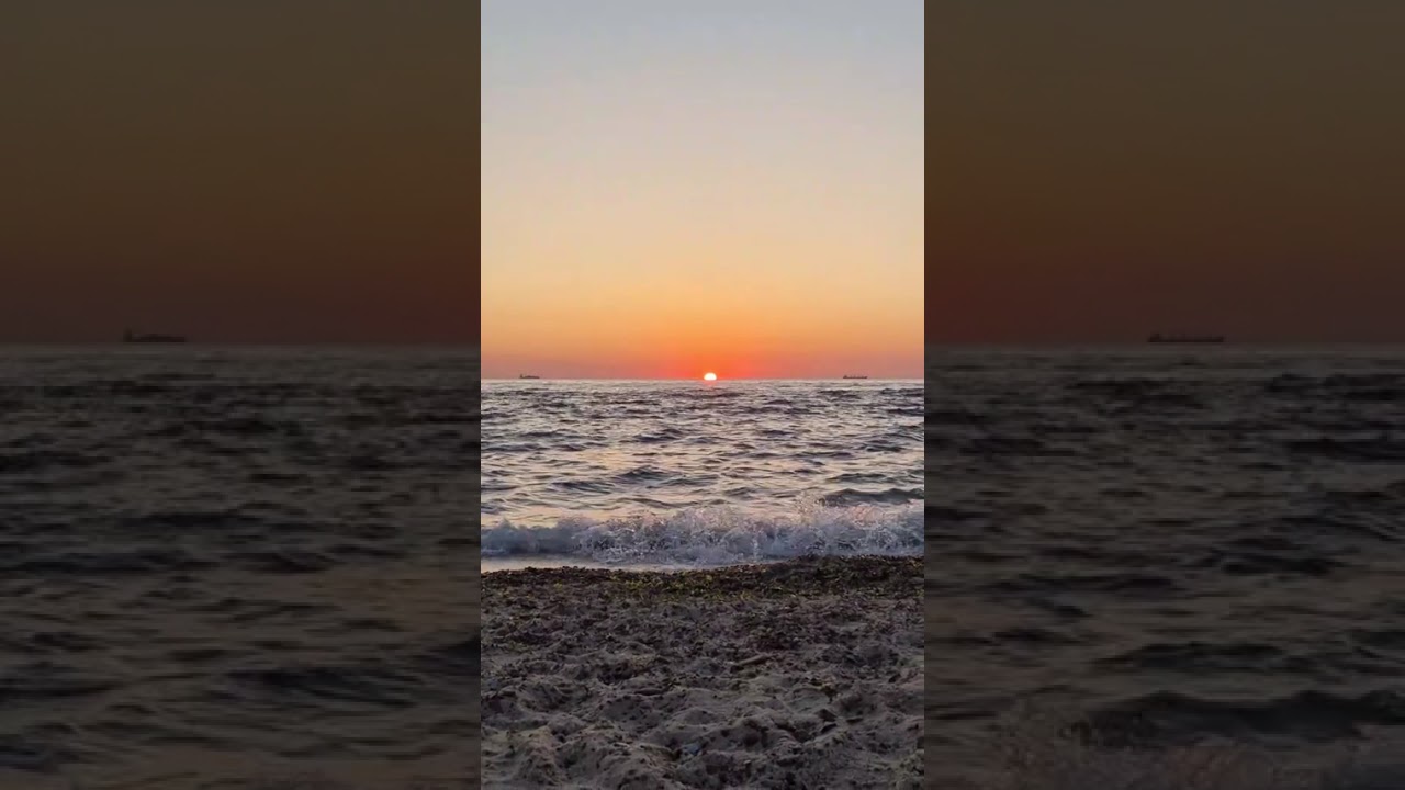 Море , звук прибою , схід сонця .