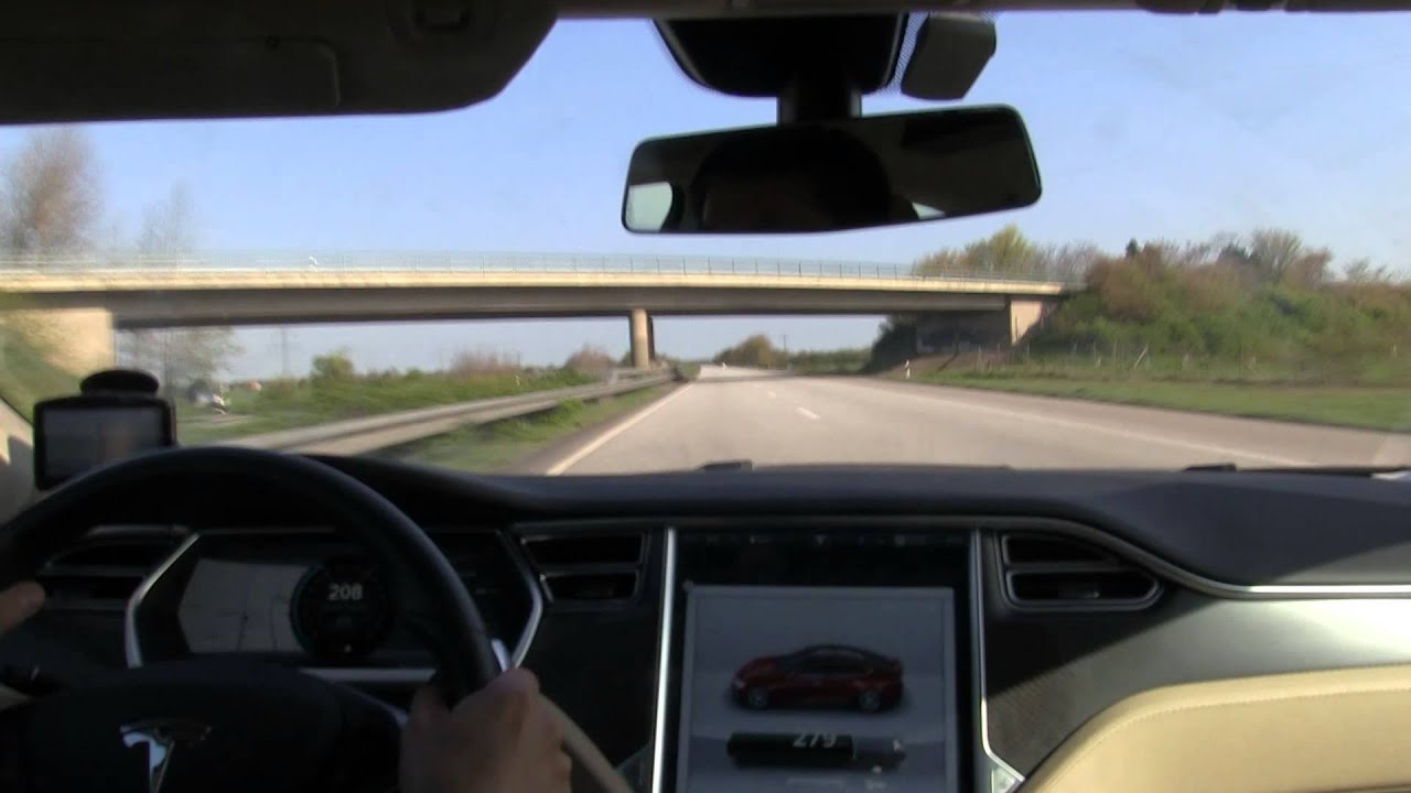 Tesla Model S P85 driving 200 km/h, 125 mph on German autobahn