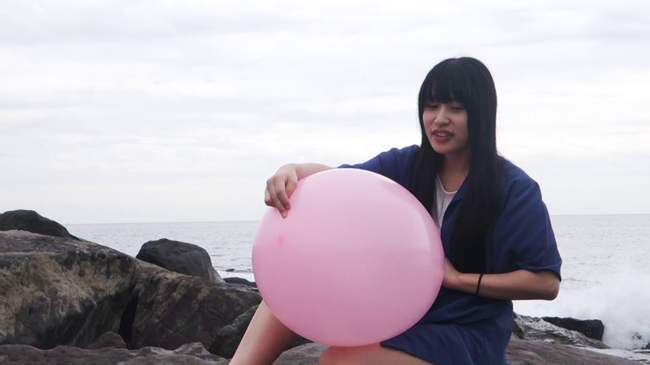 小田原の海でチャレンジ　ついに成功！　風船を口で膨らまして割る　balloonbust