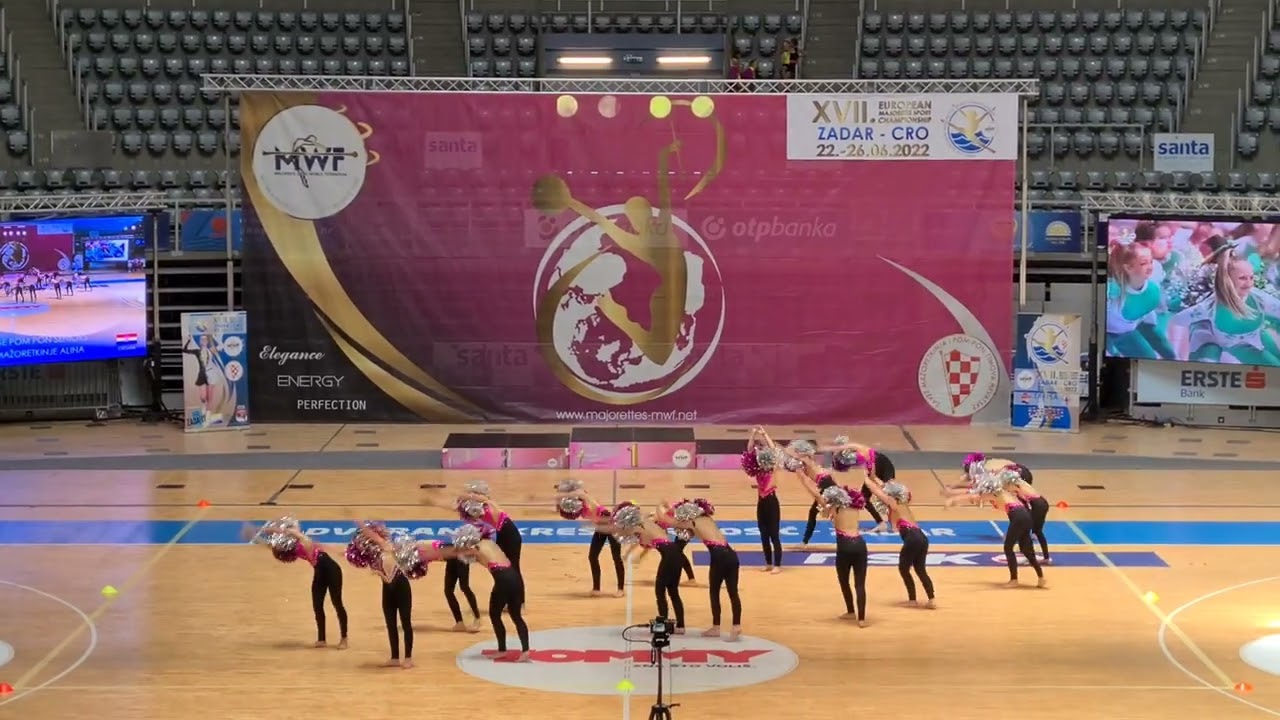 Mačanske mažoretkinje Alina, velika formacija pom-pon seniori 2022.