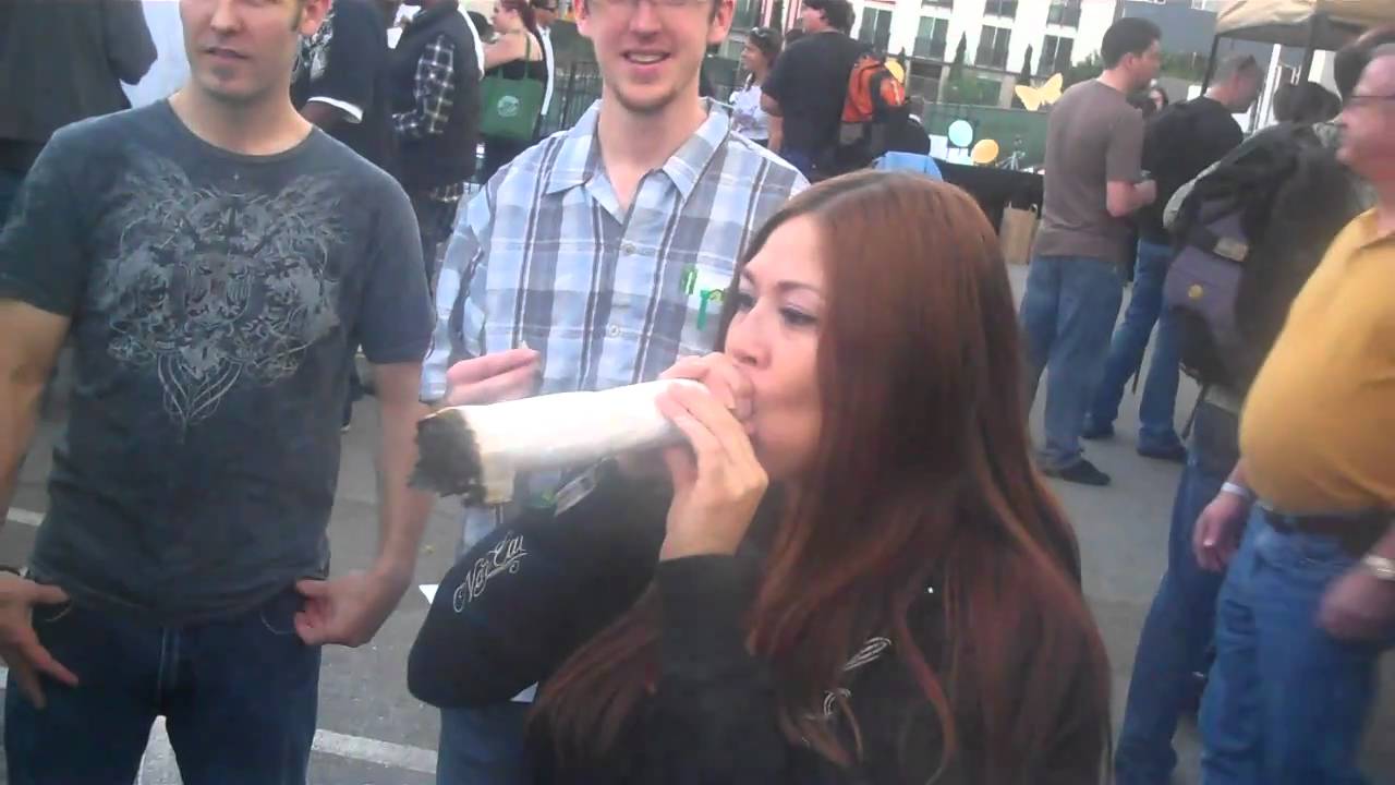 Mizz420 smokes the biggest joint in the world