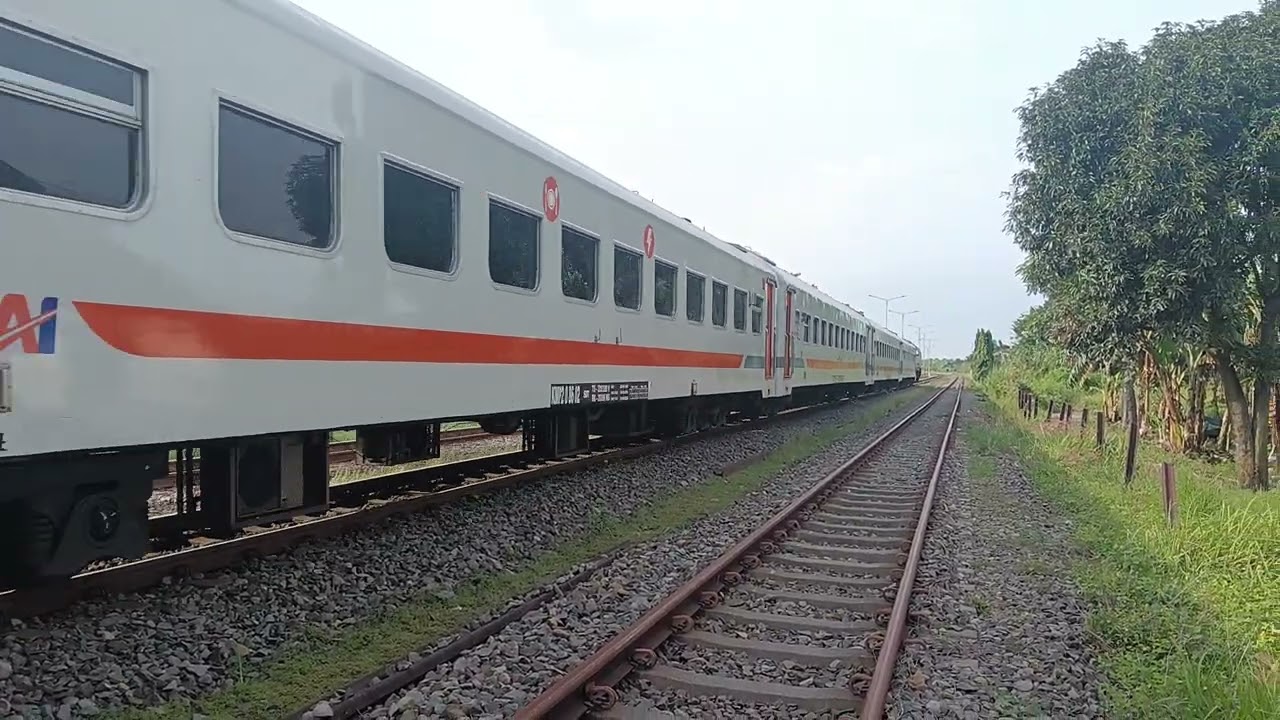 KA commuter Line supas memasuki stasiun Porong tunggu bersilang KA logawa 