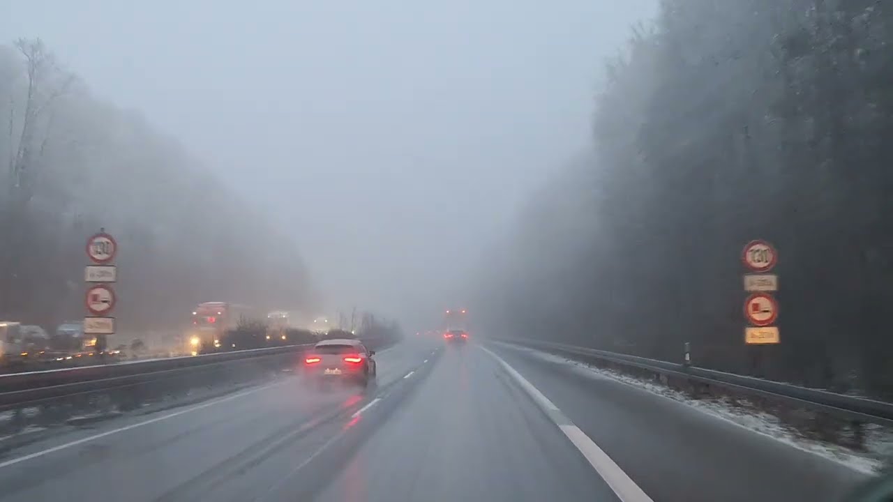 Autobahn A 7 im Winter bei Schnee von Höhe Bad Salzdetfurth bis Parkplatz Ambergau in Niedersachsen