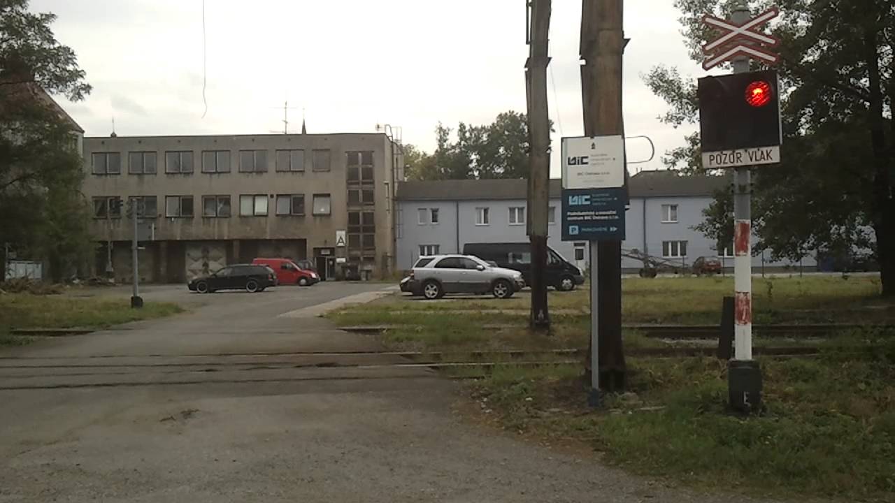 Železniční přejezd AŽD71 Ostrava Vítkovice, průmyslová oblast.