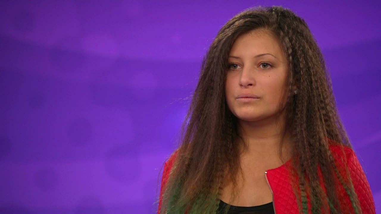 Julia Lawrence, 16 år gör audition trots en förkylning - Idol Sverige (TV4)