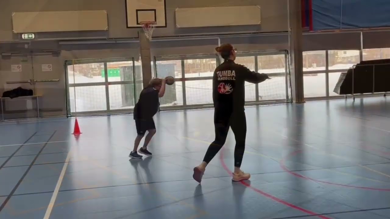 Handbollsträning med IFK, Tumba, HK, härs och tvärs 
