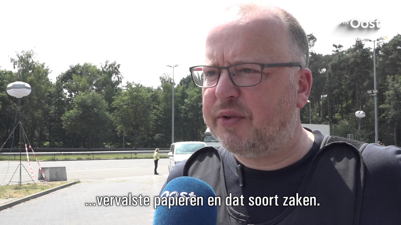 'Bijvangst' bij grenscontrole De Lutte: veel drugs gevonden en openstaande boetes ge&iuml;nd