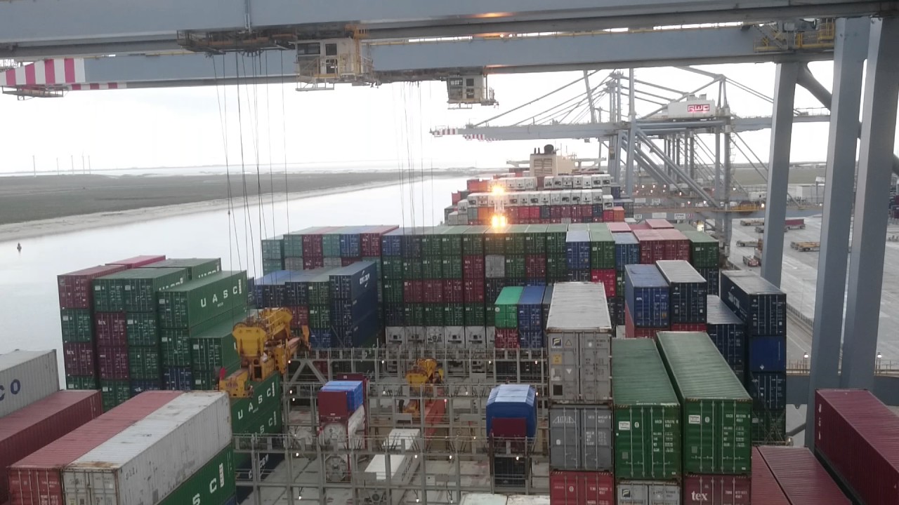 Hapag-Lloyd-Container at CMA CGM Alexander von Humboldt Ship