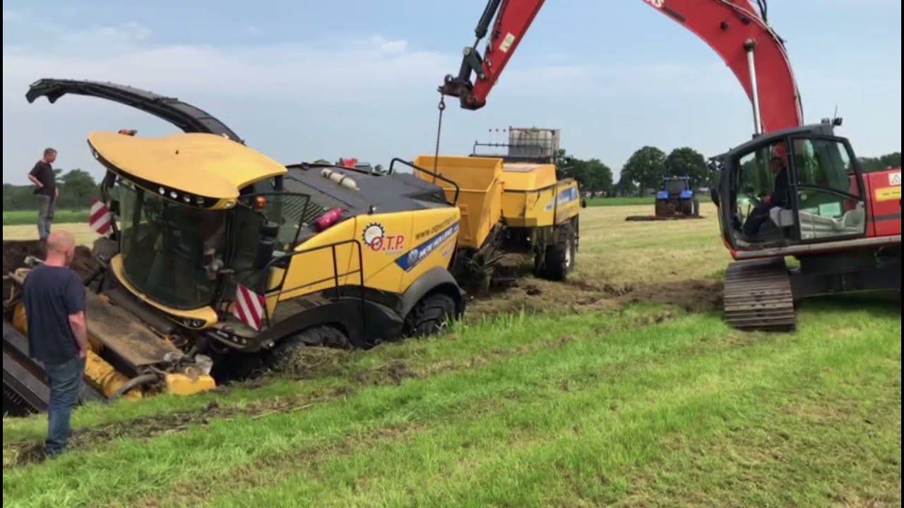 hakselaar met groot pakpers in de sloot de berging atlas case