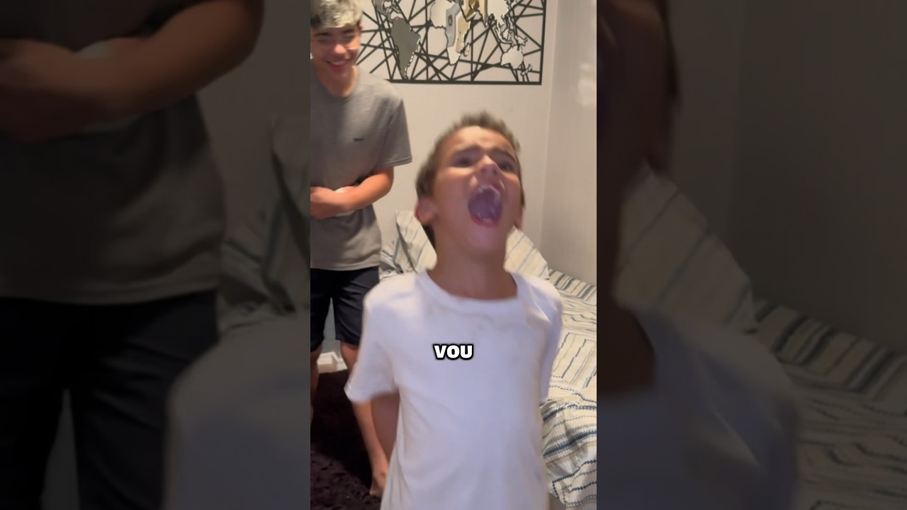 MEU IRMÃO QUEBROU O DEDO!! 😫 #viral #humor #irmaos #funny #shorts #trolagem #comedy #funnyshorts