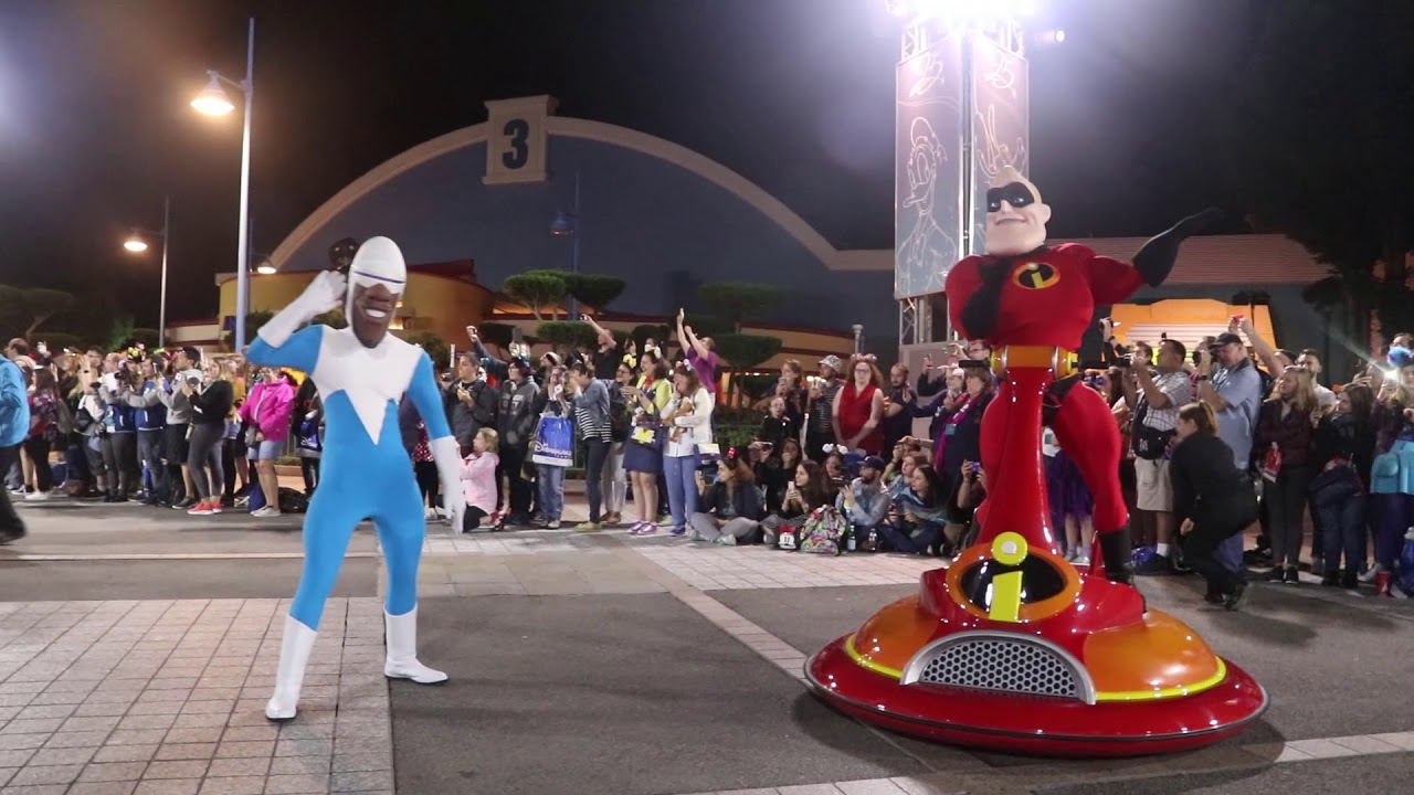 Fandaze parade, près de 100 personnage Disney - Disneyland Paris