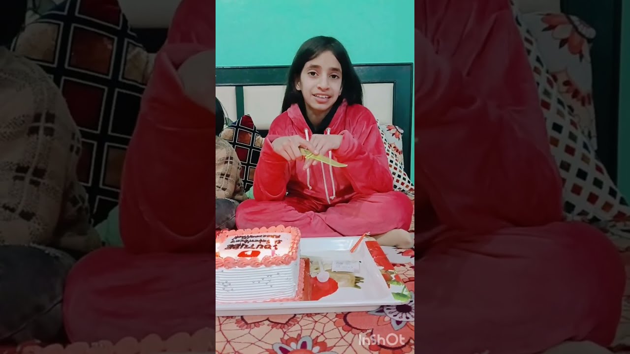 1k subscribers 🥰 ❤️ khushi main cake 🎂 cut Kiya aj  subscrbeme plz🙏🙏