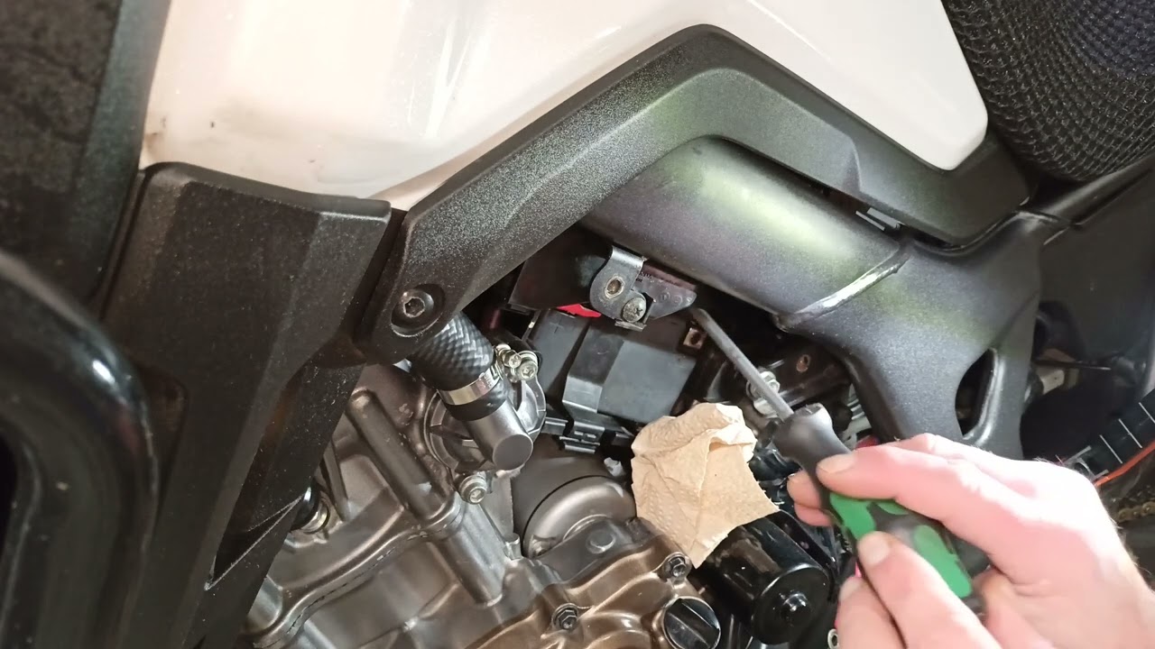 Honda Africa Twin CRF 1000 Batterie Ausbauen!...
