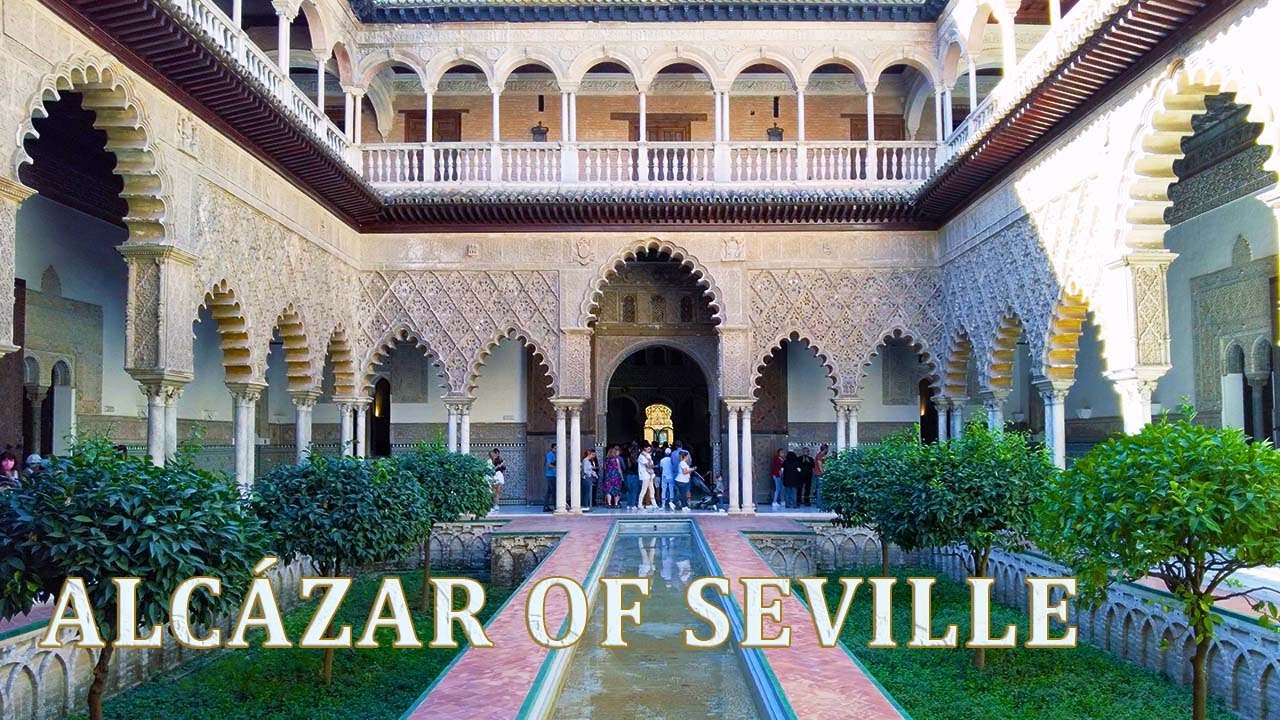 Walking tour Alcázar in Seville.