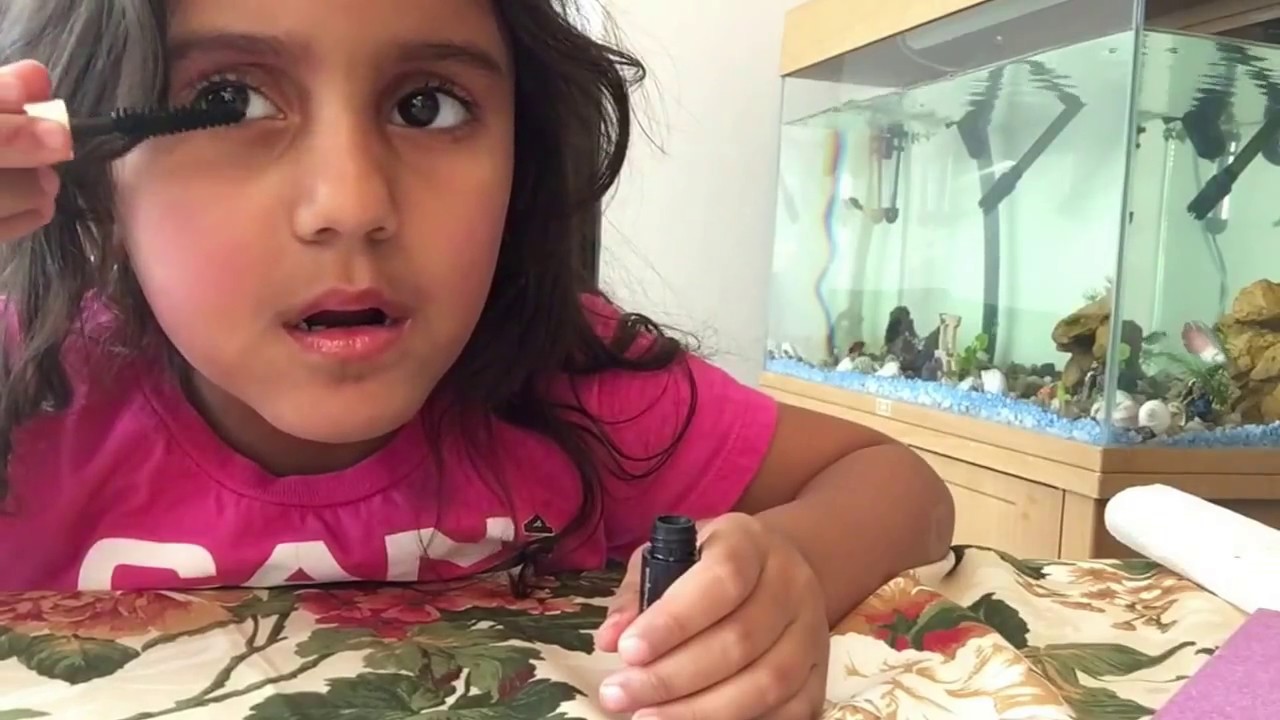 Me maquiando sozinha - Maquiagem de Criança