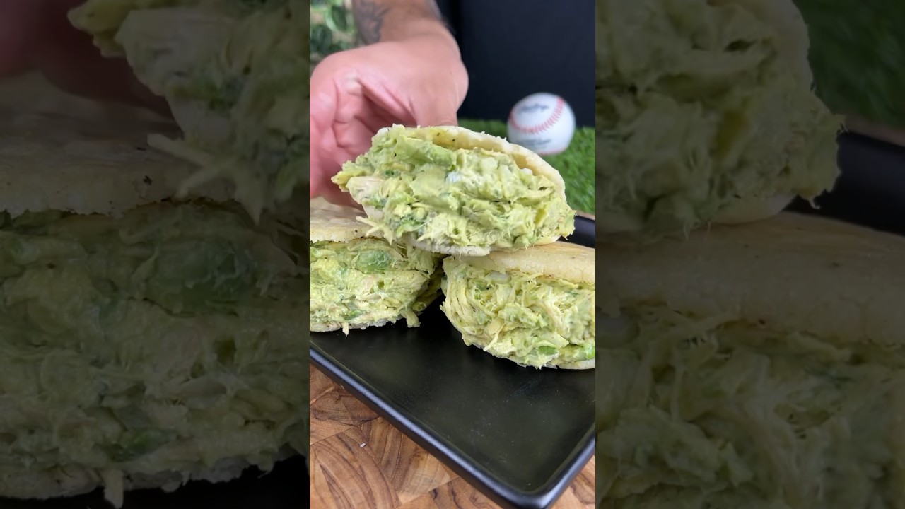 Arepa venezolana, la t&iacute;pica reina pepiada #arepa #arepas #arepasvenezolanas #reinapepiada