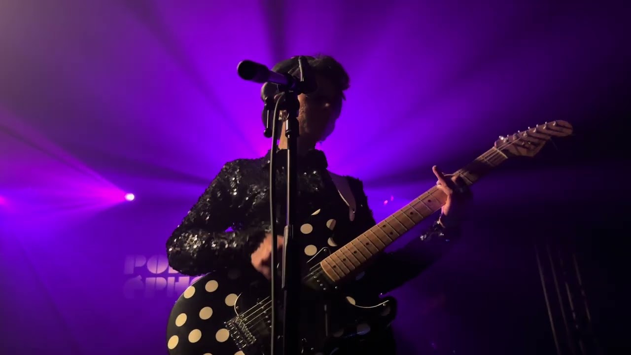 Nabihah Iqbal - A Forest (Cure cover) - Live at Le Point Éphémère, Paris 2023