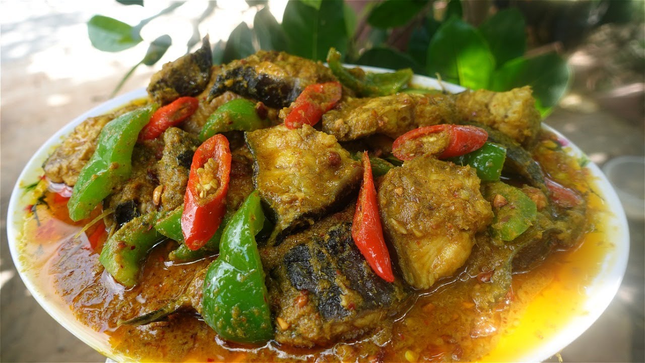 ឆាគ្រឿងត្រីអណ្តែងបន្លែម្ទេសផ្លោក/​ Fried Fish with Lemongrass Paste