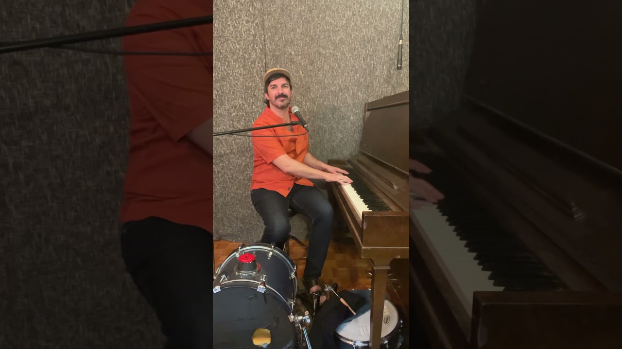 Damien Robitaille performs
“Breakfast in America” by Supertramp