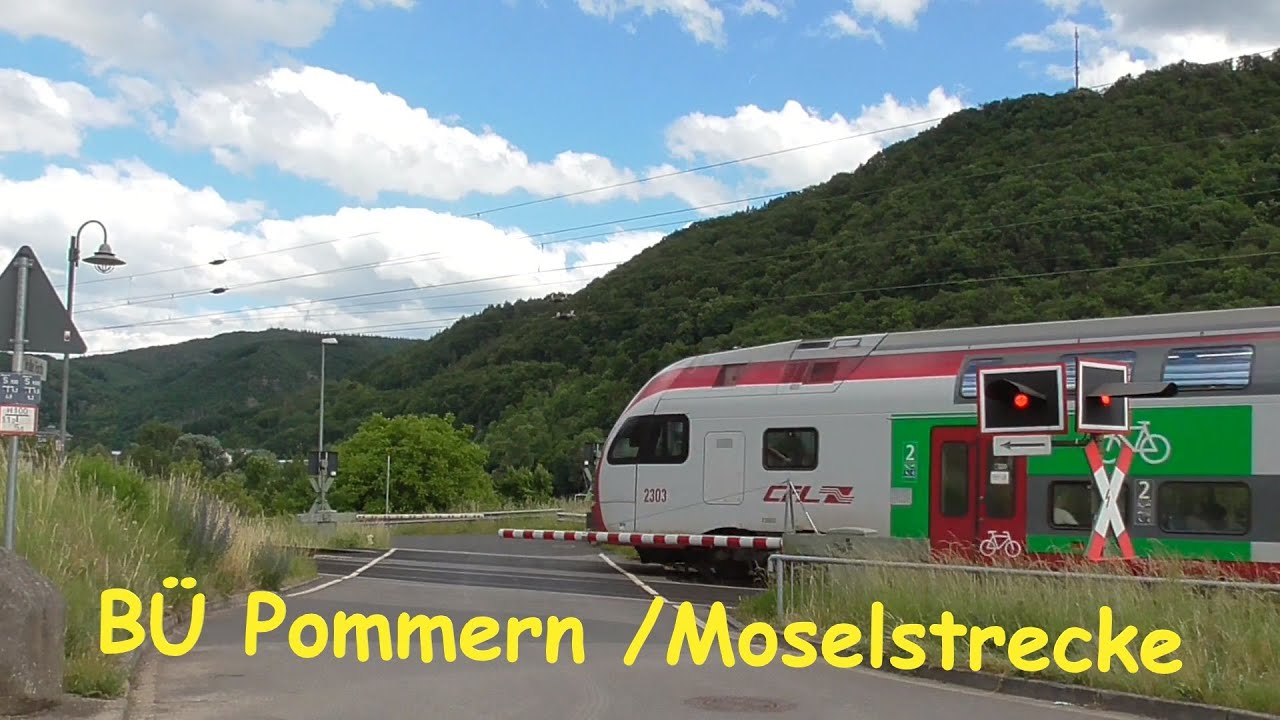 2 Z&uuml;ge am B&Uuml; Pommern/ Mosel | Halbschranke mit Wechselblinkern | Bahn&uuml;bergang level crossing Bahn