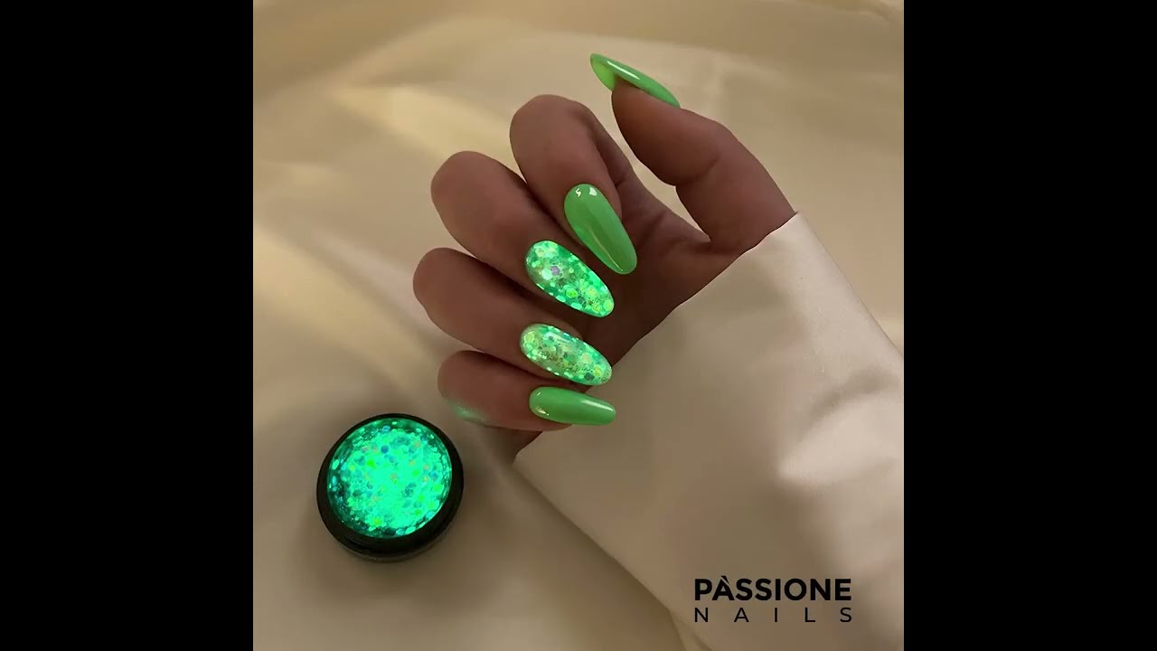 New green gel nail polish and glitter | PassioneNails