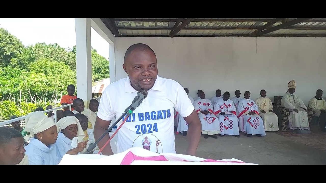 Mgr JEAN-PIERRE KWAMBAMBA ÉVÊQUE DE KENGE SATISFAIT DU CADEAU DES JEUNES À BAGATA