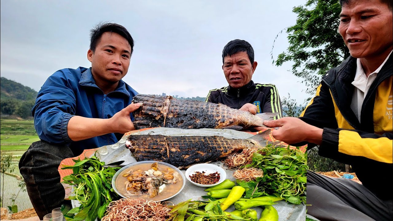 Món cá khai xuân,  đầu lòng hấp xoan rừng, thân to nướng mọi.  Tộc TV