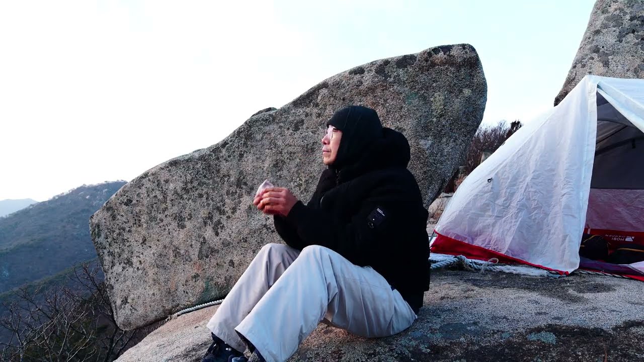바다 풍경이 아름다운 절벽 바위 위에서 나홀로 백패킹