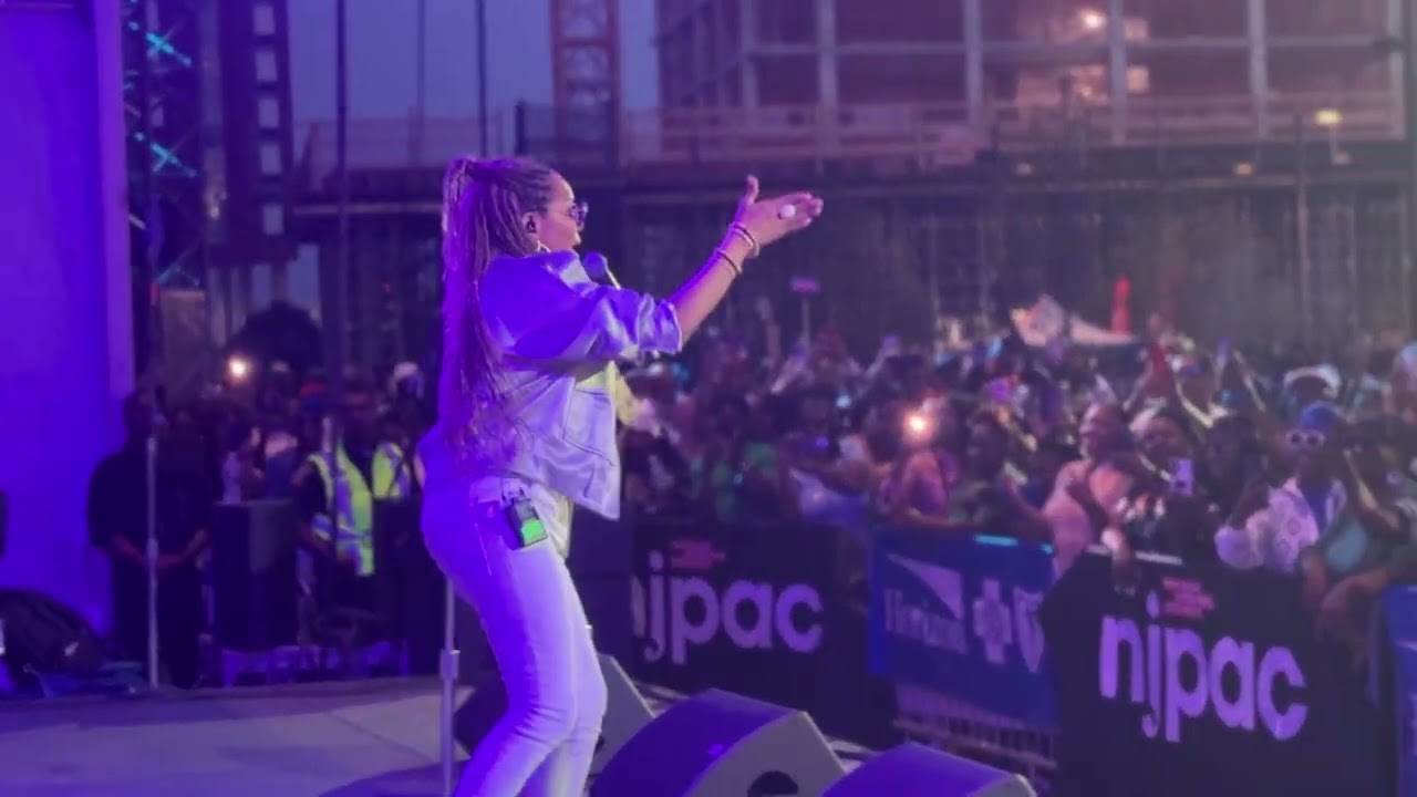Hip Hop Icon MC Lyte Performs 