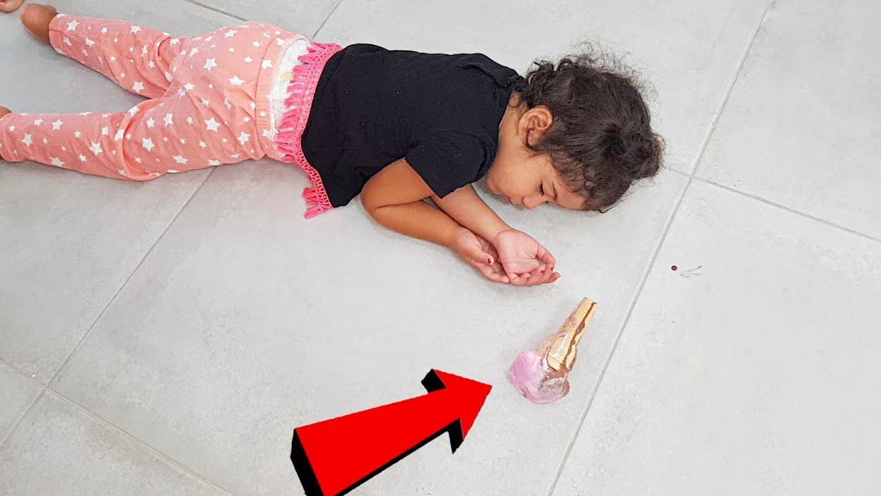 YAPRAK DONDURMA YERKEN UYUYA KALDI DONDURMASI ERİDİ YAĞMUR DONDURMASINI YAPRAK 'A VERDİ-Anne Kız Tv