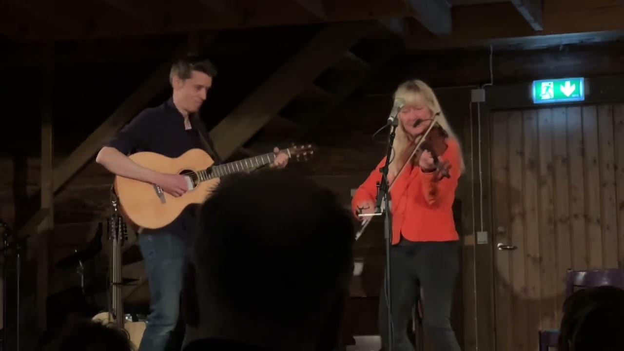Lena Willemark & Simon Nyberg: Nationalsången (Text Bengt Åkerberg) & En vänlig grönskas…