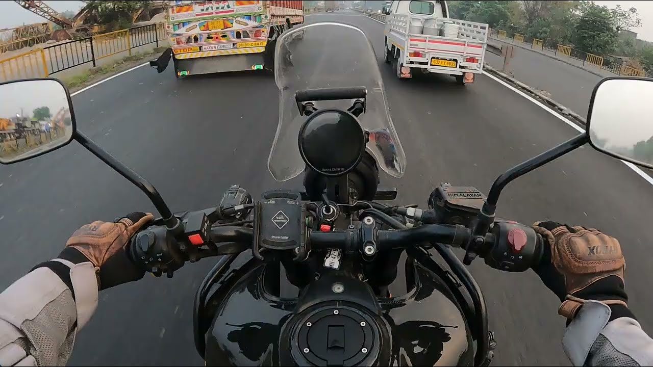 Himalayan 450 stuck in traffic (Mumbai-Ahmedabad Highway)