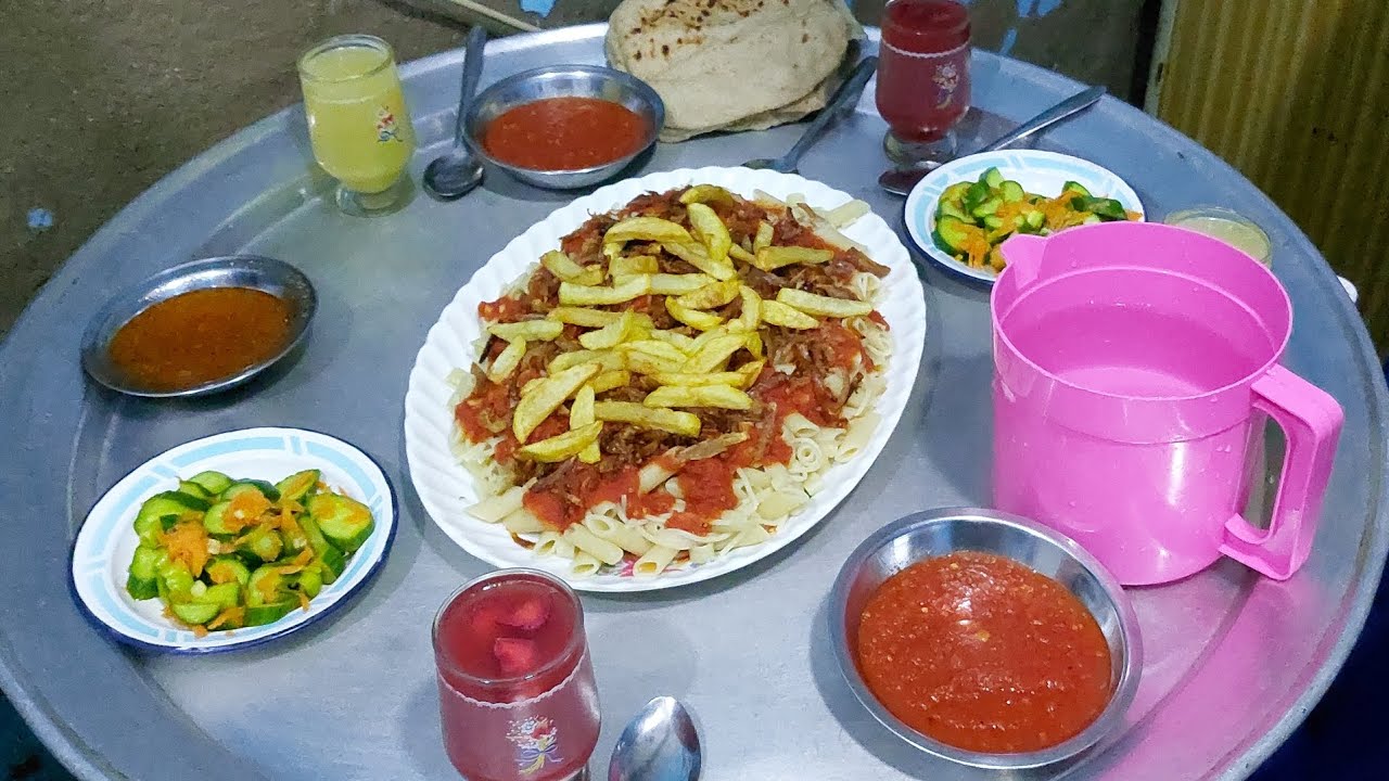الكشري🥣 المصري وجماله مع خيار مخلل🥒 في حته تانيه خاااالص 👌🌹