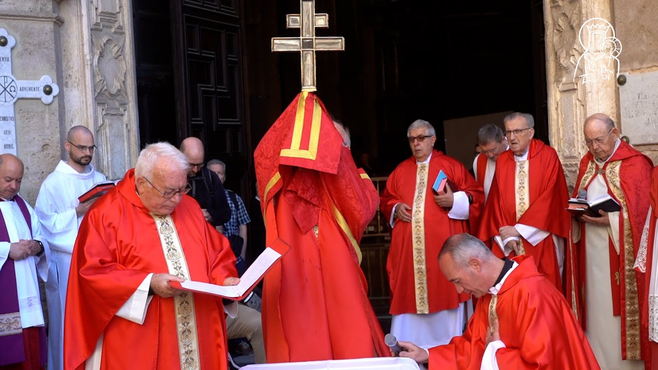 La Catedral acoge la tradicional “bendición del término” de Valencia desde la Puerta de los Hierros