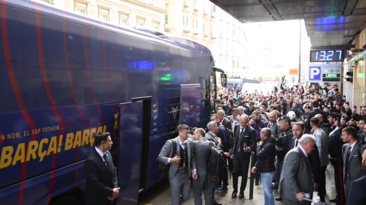 L'arrivo del Barcellona a Napoli tra applausi e cori: 