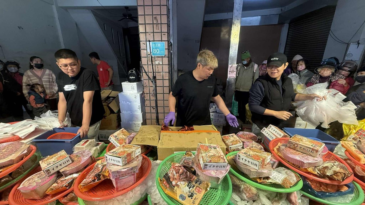 空檯子喊1千 兩個阿姨眼睛都不眨一下直接丟出來 麻豆第五市場中正路80-10號 士官長海鮮叫賣 海鮮叫賣 海鮮拍賣 叫賣哥 seafood auction