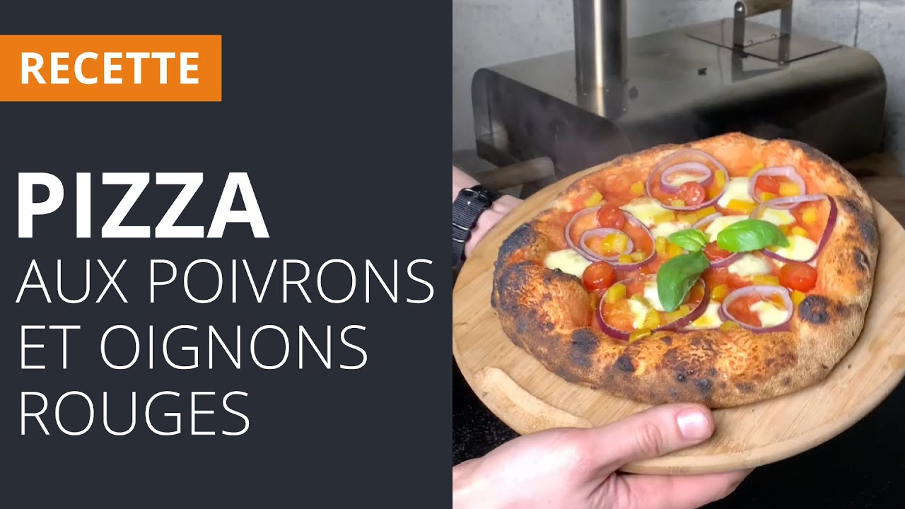 [RECETTE] Pizza aux poivrons et aux oignons rouges dans un four à pizza au feu de bois