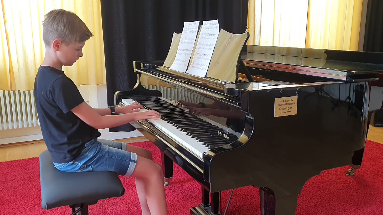 Julius Schäfer spielt 