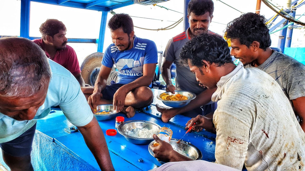 விசைப்படகில் சுவையான மீன் குழம்பு சாப்பாடு | Delicious fish curry meal on the keyboard