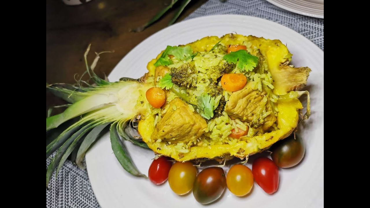 Piña rellena con arroz, cerdo y vegetales.