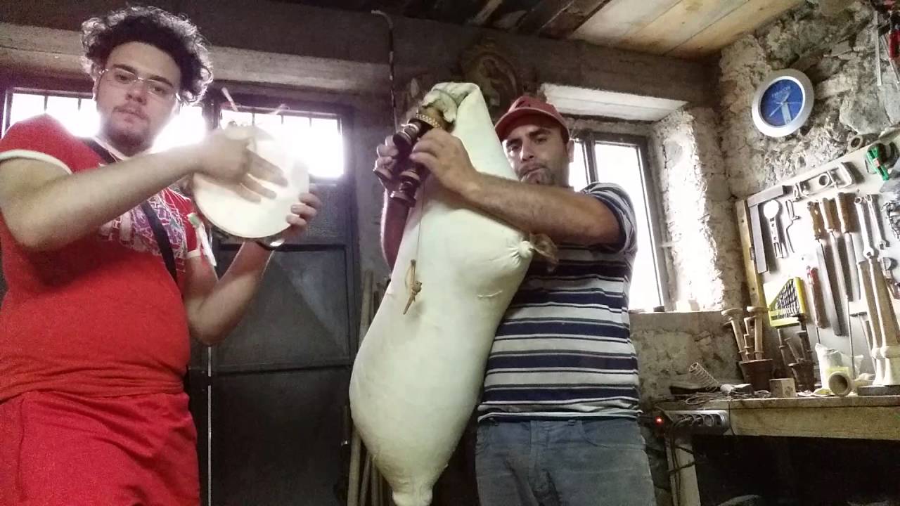 Al laboratorio con surdulina e tamburello