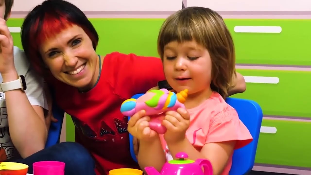 Bianca-vauva on lääkäri! Baby Born -nukke on sairaana. Lapset lasten keskuksessa