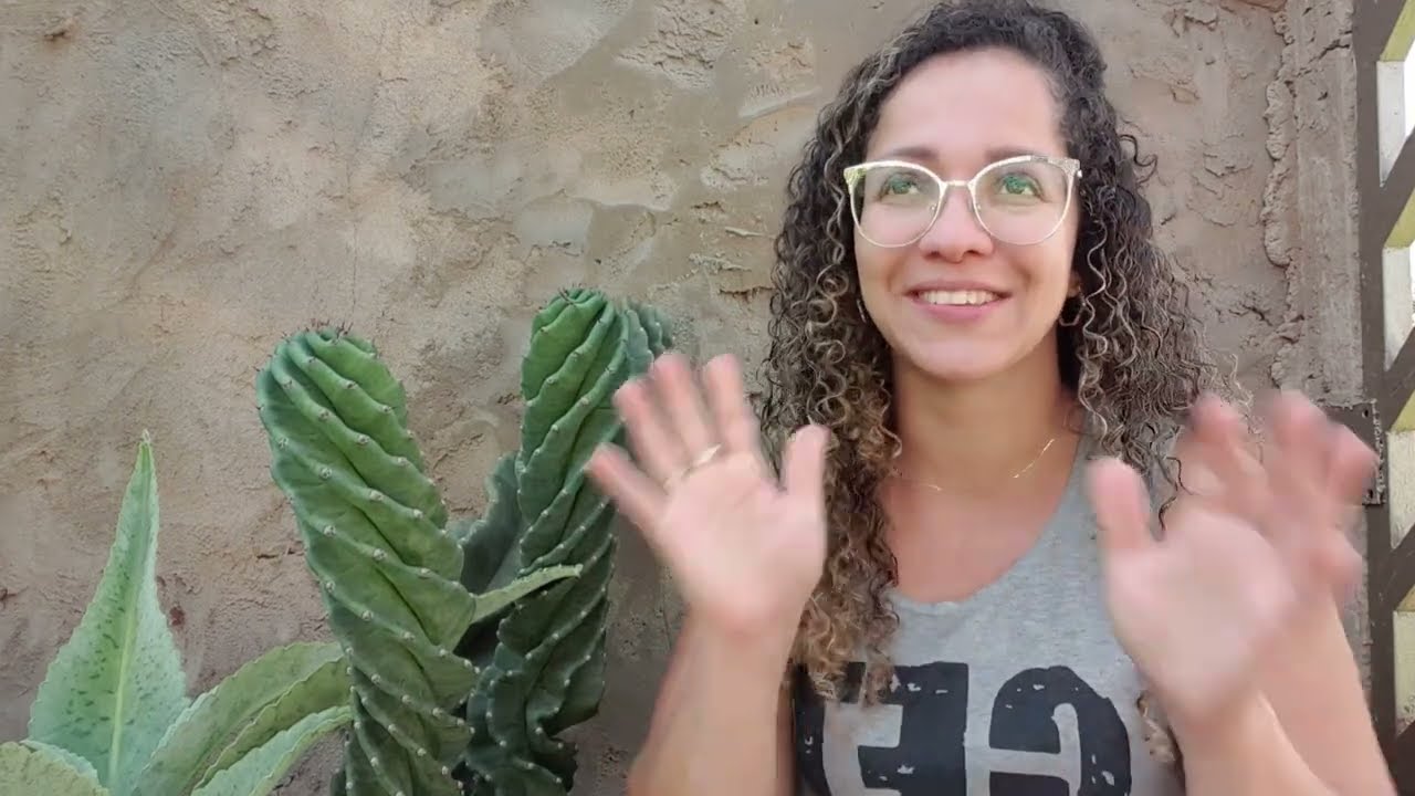 tirando muda do cacto PARAFUSO
