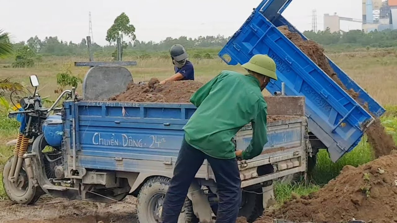 Xe ba bánh chở đất đổ ben san lấp vườn
