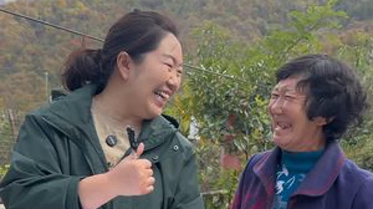 在那个收鸭蛋的视频里，阿姨乐观向上的身影就像一道光照进了我们心里。她虽听不见，但眼中的坚韧让无数人动容。宜昌的宋老师托我给阿姨送100元。我也精心准备了笔、笔记本和垫板，这里面都是满满的爱，希望...