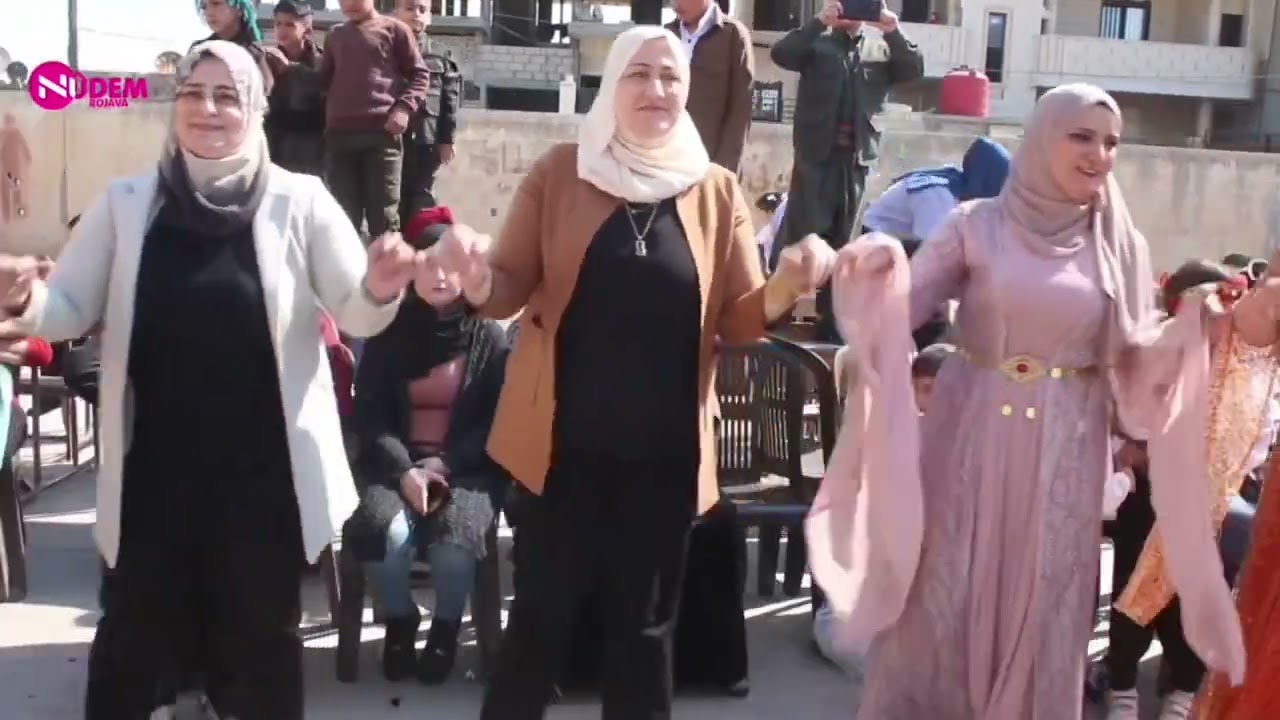 احتفال طاقم مدرسة حسني عكيد بمدينة ديرك بقدوم نوروز