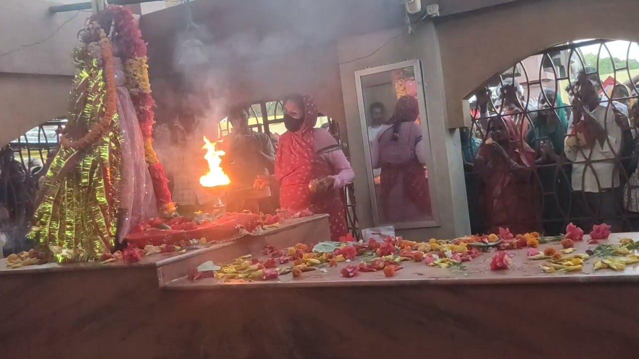 लाछवार मन्दिर पर भागते की जड़ा भीड़