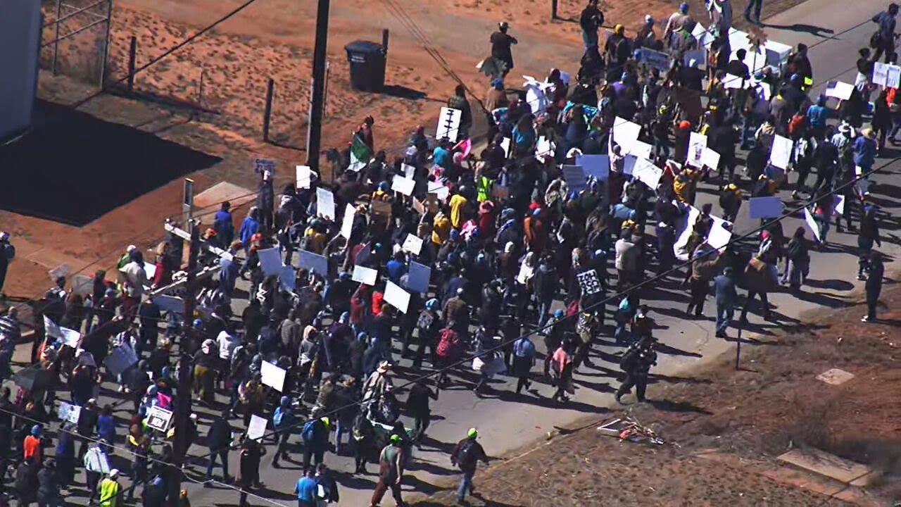 Democrats visit Dilley Detention Center, accused of harsh conditions